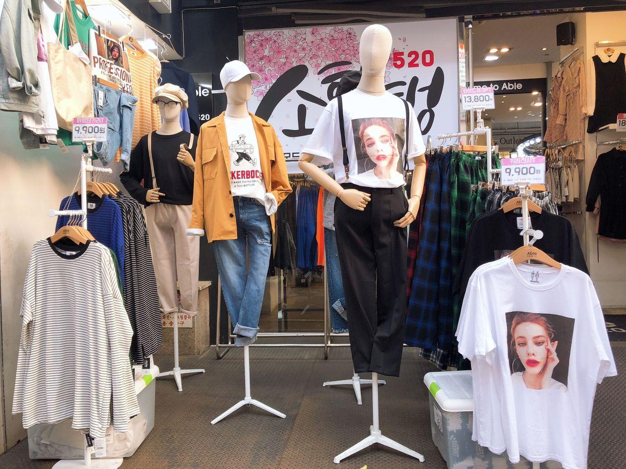 釜山西面购物商圈中Peoful服饰店的正面图，店内商品丰富。